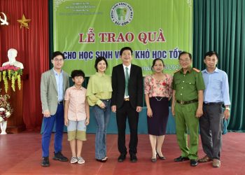 Phòng khám Răng Hàm Mặt Sài Gòn – Mỹ Tho san sẻ tình yêu thương, tiếp sức tới trường cho các học sinh nghèo trường TH Hoàng Hoa Thám (Tiền Giang)