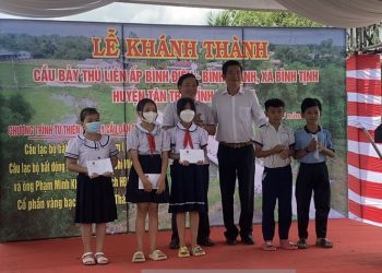 ThS. BS. Nguyễn Quang Tiến (CEO BV RHM SG – Giám đốc TT CĐS Y tế Viện IMRIC) tham dự buổi trao 50 suất học bổng và khánh thành cầu tại Long An