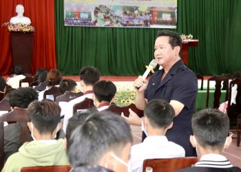 Ông Hồ Minh Sơn – Chủ tịch HĐQL Viện IRLPIE, Viện trưởng Viện IMRIC chia sẻ “Học đúng ngành, làm đúng nghề, hạnh phúc tương lai” tại Trường Cao đẳng Cộng đồng Đắk Nông.