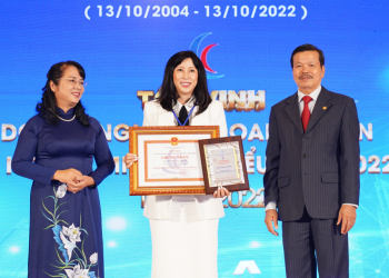 Bà Hồ Nhật Tú Trinh – Trưởng Văn phòng công chứng Hồ Nhật Tú Trinh vinh dự được tôn vinh doanh nhân, doanh nghiệp tiêu biểu TP.HCM năm 2022