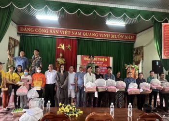 Chùa Lá (Gò Vấp) tổ chức trao quà cho người dân có hoàn cảnh khó khăn chịu ảnh hưởng sau cơn bão Noru