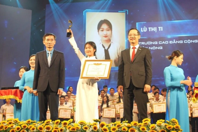 Trường Cao đẳng Cộng đồng Đắk Nông có nữ sinh Lù Thị Ti vừa trở thành sinh  viên trường nghề xuất sắc toàn quốc - Chính Sách Pháp Luật