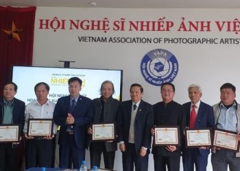ThS. Nhà báo Hồ Minh Sơn tiếp tục nhận giấy khen của Tổng Biên tập Tạp chí Nhiếp ảnh và Đời sống