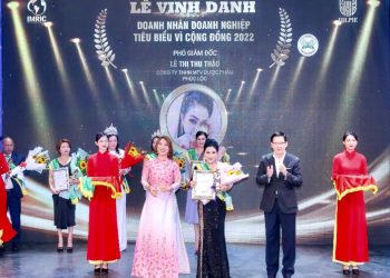 BÀ LÊ THỊ THU THẢO – CEO CÔNG TY TNHH MTV DƯỢC PHẨM PHÚC LỘC NHẬN VINH DANH TỪ VIỆN IMRIC, VIỆN IRLPIE