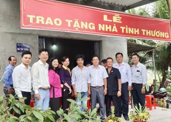 Bệnh viện RHM SG – Viện IMRIC – Viện IRLPIE – TC Nhiếp ảnh và Đời sống trao nhà tình thương cho hộ có hoàn cảnh khó khăn tại xã Bình Tinh Đông (Tân Trụ – Long An)