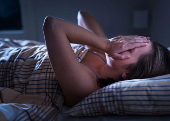 Những người ngủ kiểu này có nguy cơ đau tim, đột quỵ cao hơn