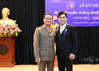 Nghệ sỹ Lê Duy thể hiện bài vọng cổ “Nhiếp ảnh Việt Nam” của soạn giả Phạm Văn Đằng, thơ TS. Hồ Minh Sơn tại Lễ kỷ niệm 70 năm Ngày truyền thống Nhiếp ảnh Việt Nam