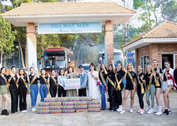 Thí sinh Cuộc thi “Hoa hậu Doanh nhân Toàn cầu lần I 2023” (Miss Business Global 2023) thăm mái ấm “Nhà may mắn” huyện Krông Nô, tỉnh Đắk Nông