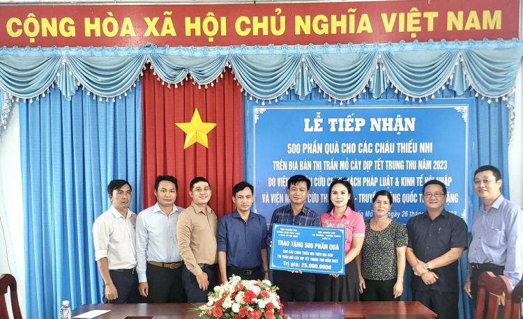 Viện IMRIC và Viện IRLIE, Trung tâm TTLCC tặng quà Trung thu cho trẻ em có hoàn cảnh khó khăn ở Thị trấn Mõ Cày (Mõ Cày Nam, Bến Tre)