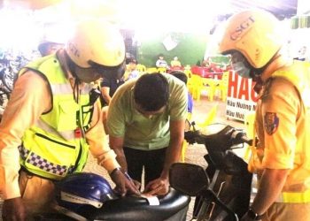 CSGT có được rút chìa khóa xe, có cần chứng minh người vi phạm rồi mới được kiểm tra giấy tờ? – Giải quyết ra so khi hàng xóm không ký giáp ranh đất