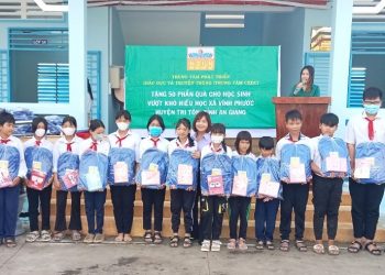 Trung tâm CEDC: Tặng quà học sinh vượt khó hiếu học xã Vĩnh Phước (huyện Tri tôn, An Giang)