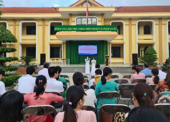 Học sinh trường THPT Hoàng Hoa Thám Quảng Bình trang bị kiến thức Pháp luật về mạng xã hội
