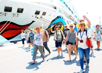 Du khách quốc tế đến Việt Nam tăng mạnh, vượt mốc 11 triệu khách
