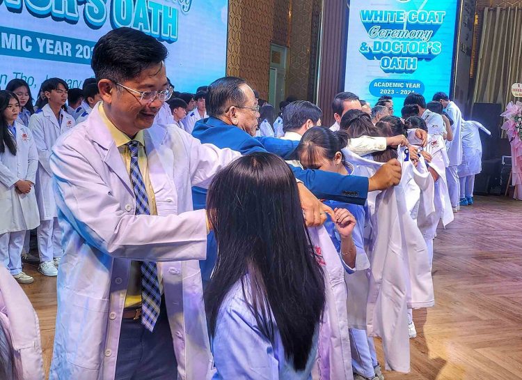 Đại học Nam Cần Thơ trao áo choàng trắng, truyền tải thông điệp về y đức cho tân sinh viên