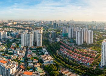 Người bị thu hồi đất được bồi thường bằng đất có cùng mục đích với đất bị thu hồi hoặc bằng tiền, bằng đất khác hoặc bằng nhà ở