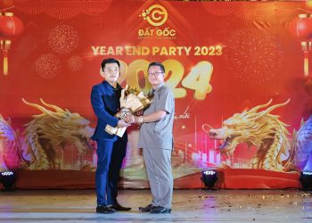 Ông Trương Nhật Đăng – CEO Cty TNHH Đất Gốc Khánh Hoà đón nhận biểu dương, khen thưởng của Trung tâm tư vấn pháp luật Toàn Tâm (TTLCC)