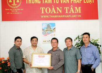 Ông Phan Mạnh Hùng – Tổng giám đốc Công ty Mays Ruviteks (Liên bang Nga) thăm, chúc Tết Trung tâm tư vấn pháp luật Toàn Tâm (TTLCC)