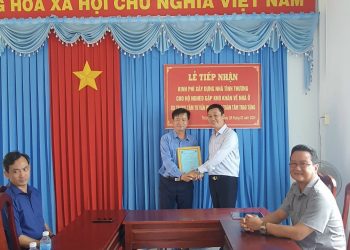 Trung tâm tư vấn pháp luật Toàn Tâm (TTLCC) – TC Nhiếp ảnh và Đời sống trao tặng nhà tình nghĩa tại Thị trần Mỏ Cày (huyện Mỏ Cày Nam, tỉnh Bến Tre)