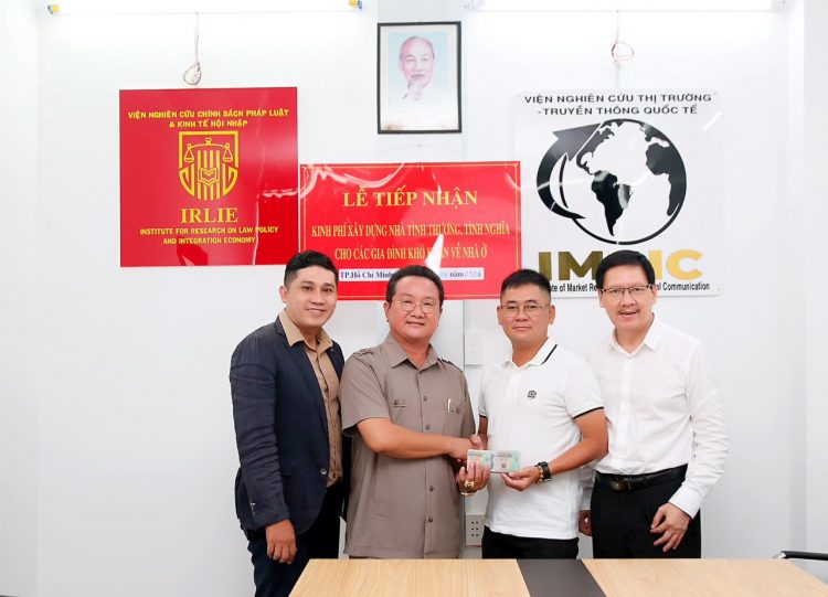Viện Nghiên cứu Thị trường – Truyền thông Quốc tế và Viện Nghiên cứu Chính sách pháp luật&Kinh tế hội nhập tiếp nhận kinh phí xây dựng 3 căn nhà tình thương