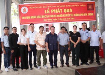 Ông Phan Mạnh Hùng – Tổng giám đốc Cty Mays Ruviteks (Liên bang Nga): Trao tặng 120 suất quà cho Nạn nhân chất độc da cam/Điôxin Thành phố Sóc Trăng