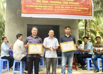Ông Hồ Minh Sơn –Chủ tịch HĐQL Viện IRLIE, Tạp chí Nhiếp ảnh và Đời sống, GĐ Trung tâm tư vấn pháp luật Toàn Tâm vinh dự nhận bằng khen từ Chủ tịch UBND tỉnh Bến Tre