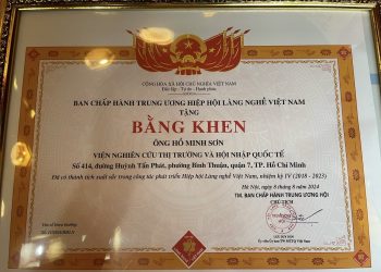 Tiến sĩ Hồ Minh Sơn – Chủ tịch HĐQL Viện IRLIE, Viện trưởng Viện Nghiên cứu Thị trường – Truyên thông Quốc tế (IMRIC) nhận bằng khen của Hiệp hội Làng nghề Việt Nam