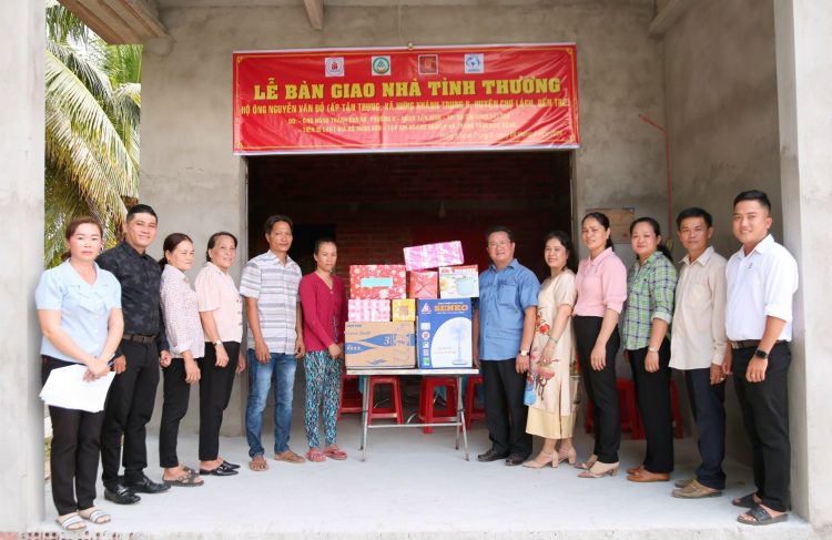 Viện IMRIC – Viện IRLIE phối hợp Tạp chí Doanh nghiệp và Trang trại Việt Nam: Trao tặng nhà tình thương tại huyện Chợ Lách, tỉnh Bến Tre