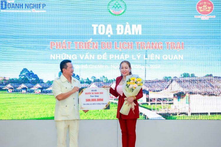 Hoa hậu Nguyễn Thị Thanh Thúy trao tặng kinh phí sửa chữa các điểm trường vùng núi