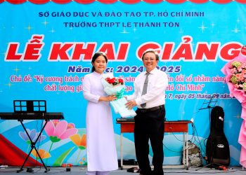 Học sinh, giáo viên trường Trung học phổ thông Lê Thánh Tôn (quận 7, TP.HCM) rộn ràng khai giảng năm học mới