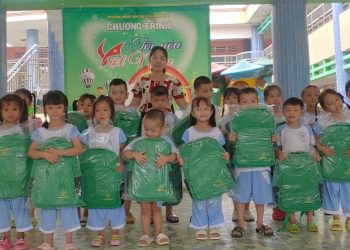 Viện IMRIC – Viện IRLIE phối hợp Tạp chí Doanh nghiệp và trang trại Việt Nam: Trao Balo quà tặng cho học sinh nghèo ở Thị trấn Mõ Cày, xã Định Thuỷ