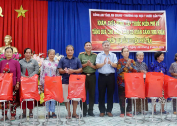 Công an tỉnh An Giang tặng quà cho người dân khó khăn