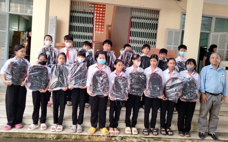 Viện IMRIC – Viện IRLIE phối hợp Tạp chí Doanh nghiệp và Trang trại Việt Nam tiếp sức cho học sinh hiếu học vượt khó tỉnh Bến Tre