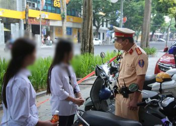 Trung tâm tư vấn pháp luật Minh Sơn: Dừng xe khi đèn xanh, có bị xử phạt – Học sinh vi phạm an toàn giao thông bị xử phạt thế nào?