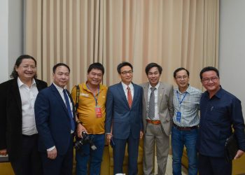 Vì sao đa số văn nghệ sĩ nghèo?