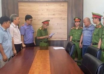 Luật sư – ThS. Nguyễn Thành Hưng: Vụ tài xế cầm gậy, bình xịt hơi cay ‘thị uy’ giữa đường – Nếu bị truy tố và đưa ra xét xử, có thể phải chịu hình phạt gộp các tội danh