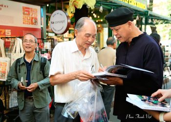 Nghệ sĩ Nguyễn Á cho ra sách ảnh Vươn Lên Thôn Làng Nủ