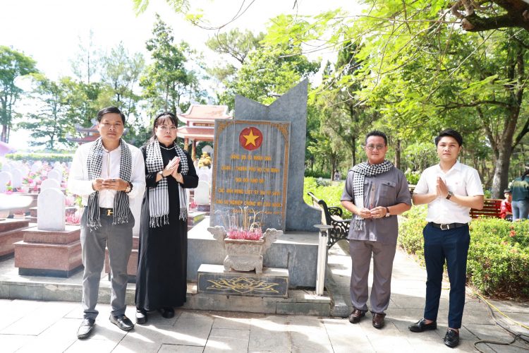 Hiệp hội VFAEA – Viện IMRIC – Viện IRLIE và Tạp chí Doanh nghiệp và Trang trại Việt Nam dâng hương tri ân Anh hùng liệt sĩ tại Quảng Trị