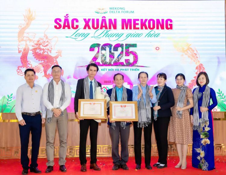 Doanh nhân Nguyễn Hoàng Hồ đong đầy cảm xúc với hành trình bộ hành một triệu bước chân về Miền Tây