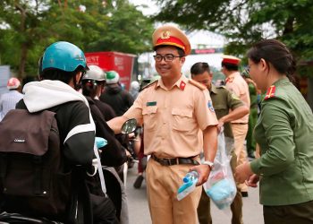 Nghĩa cử đẹp của lực lượng Trạm CSGT Đa Phước, tuổi trẻ Hưng Long với người dân về quê nghỉ lễ Quốc khánh 2/9