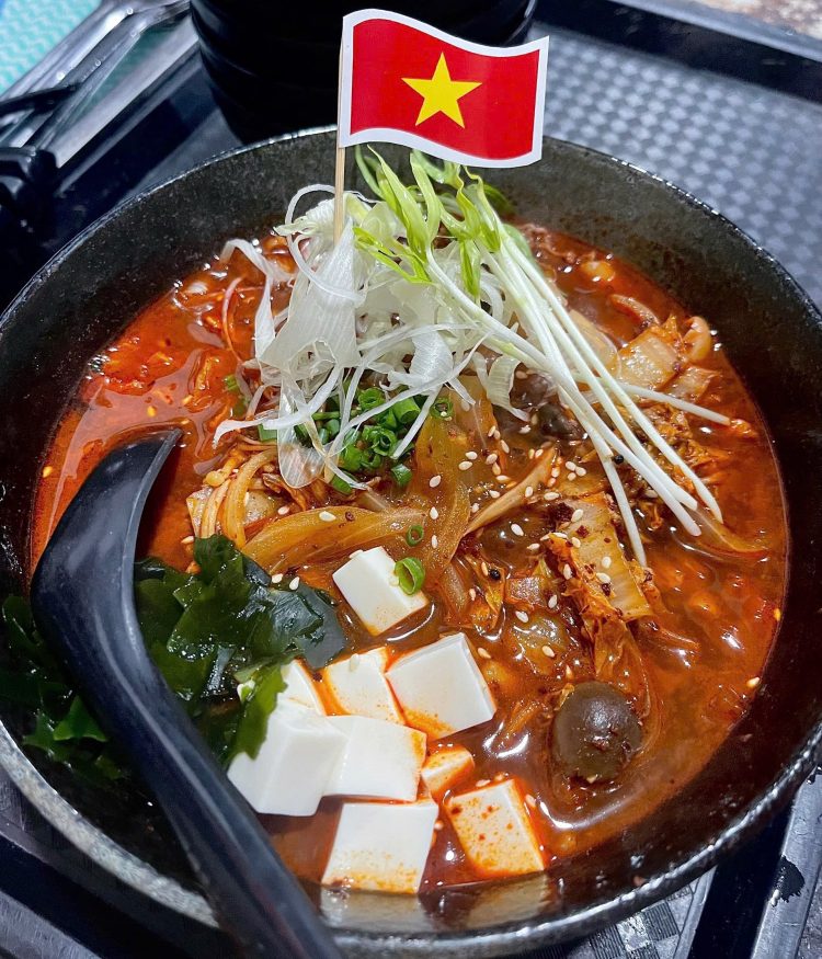 Chuỗi Nhà hàng Donguri Japanese gắn cờ đỏ sao vàng hút khách dịp Quốc khánh 2.9