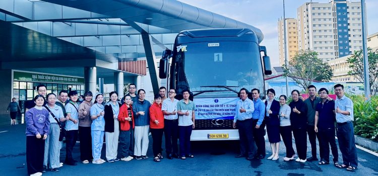 Lãnh đạo Sở Y tế TP. Hồ Chí Minh thăm, động viên và tiễn đoàn bác sĩ lên đường hỗ trợ các xã vùng lũ tỉnh Đắk Lắk