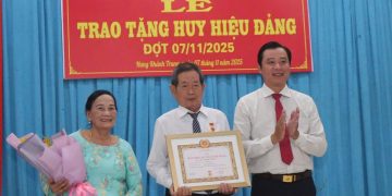 Xã Hưng Khánh Trung long trọng tổ chức Lễ trao Huy hiệu Đảng nhân kỷ niệm 108 năm Cách mạng Tháng Mười Nga