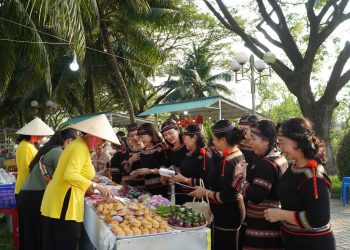 Về An Hội dạo chợ phiên, nghe hồn quê Xứ Dừa hòa cùng tiếng cồng chiêng đại ngàn