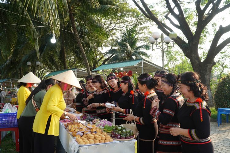 Về An Hội dạo chợ phiên, nghe hồn quê Xứ Dừa hòa cùng tiếng cồng chiêng đại ngàn