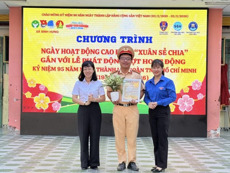 Trạm CSGT Đa Phước Thăm và tặng quà cho nhiều Đảng viên cao tuổi đảng, các bậc lão thành cách mạng