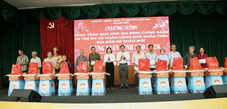 Hiệp hội Nghiên cứu, Tư vấn về Chính sách, pháp luật cho hoạt động đầu tư tại Việt Nam mang Tết ấm áp đến người dân xã Châu Đức (TP.HCM)