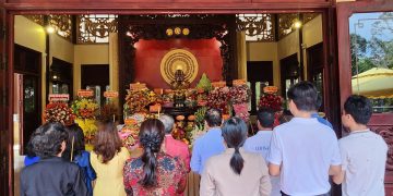 Đoàn Doanh nhân Sài Gòn và Hội đồng họ Mai dâng hương tưởng nhớ Chủ tịch Tôn Đức Thắng