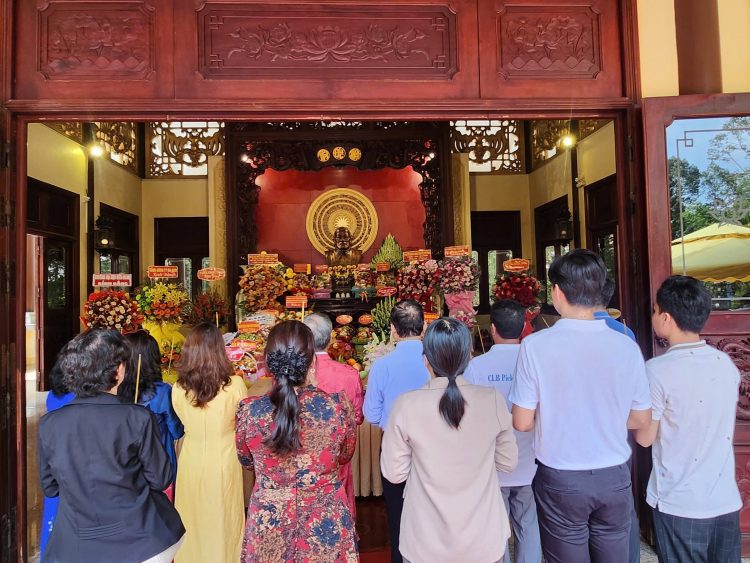 Đoàn Doanh nhân Sài Gòn và Hội đồng họ Mai dâng hương tưởng nhớ Chủ tịch Tôn Đức Thắng