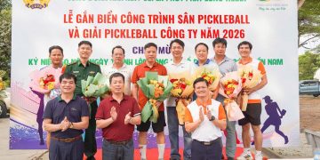 Gắn biển công trình sân pickleball ở nhà máy Super Phốt phát Long Thành