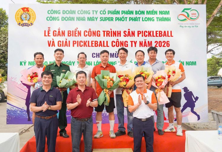 Gắn biển công trình sân pickleball ở nhà máy Super Phốt phát Long Thành